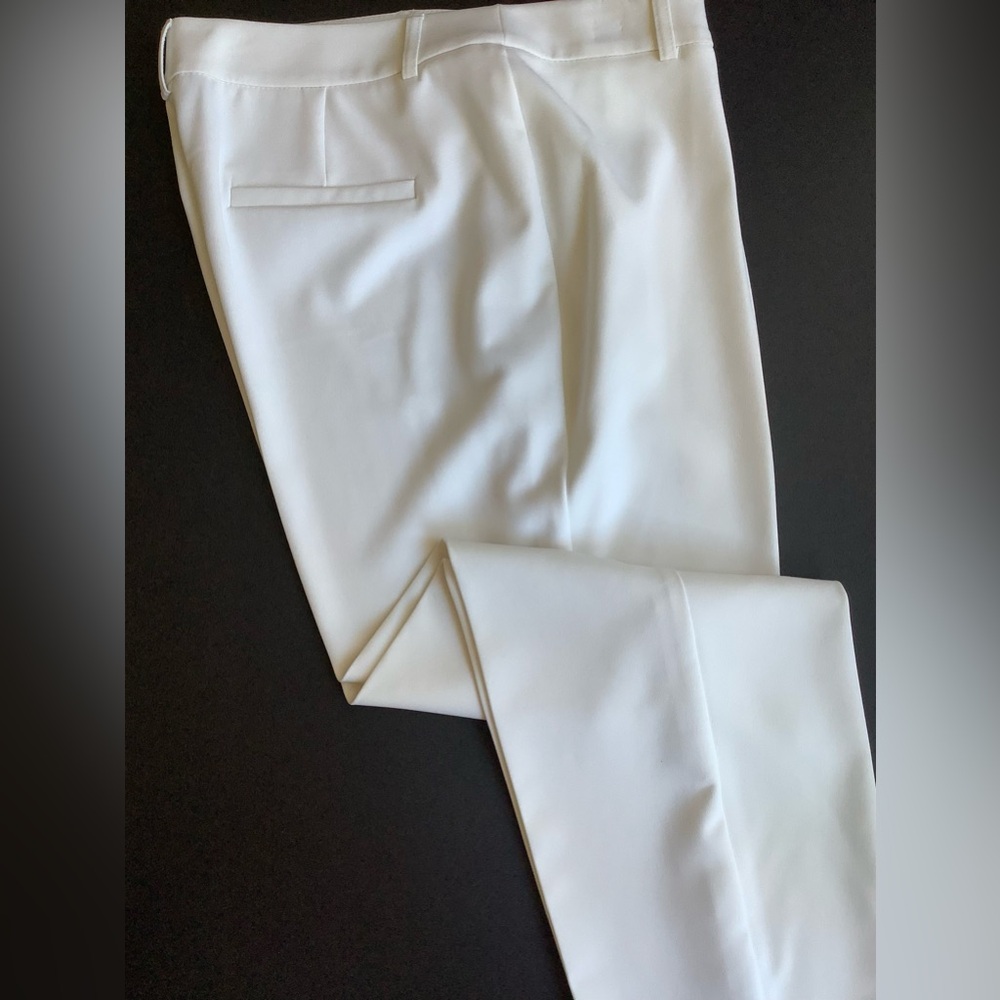 Black Label, women’s white straight-leg pants/trousers. Size 10.